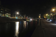 900496 Gezicht op de opnieuw aangelegde Stadsbuitengracht te Utrecht, vanaf de Catharijnekade, bij avond, met op de ...